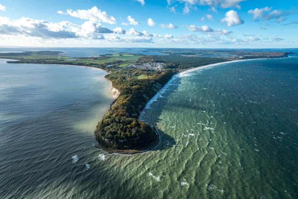 Luftaufnahme der Landzunge Nordperd mit Wolken am blauen Himmel