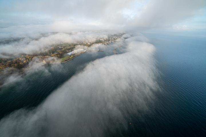 Luftaufnahme vom Hafen Sassnitz mit interessantem Wolkenschleier