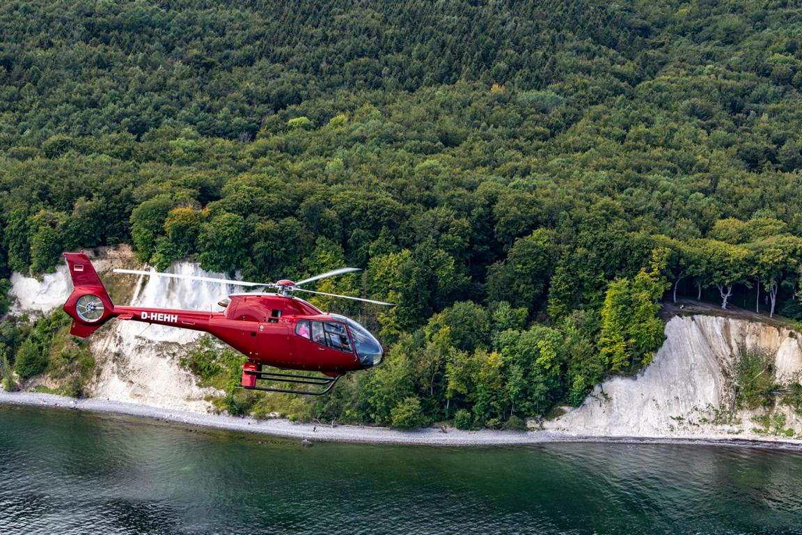 Helikopter D-HEHH im Flug über die Kreideküste Rügens