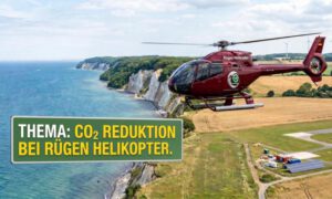 Roter Helikopter vor Logo mit Erde, grünen Bäumen und Schriftzug „CO₂ Minderung“ auf hellem Hintergrund.