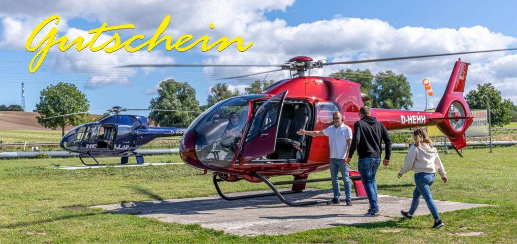 Hubschrauber-Rundflug auf Rügen – Gäste steigen in den roten EC120 D-HEHH von Rügen-Helikopter ein