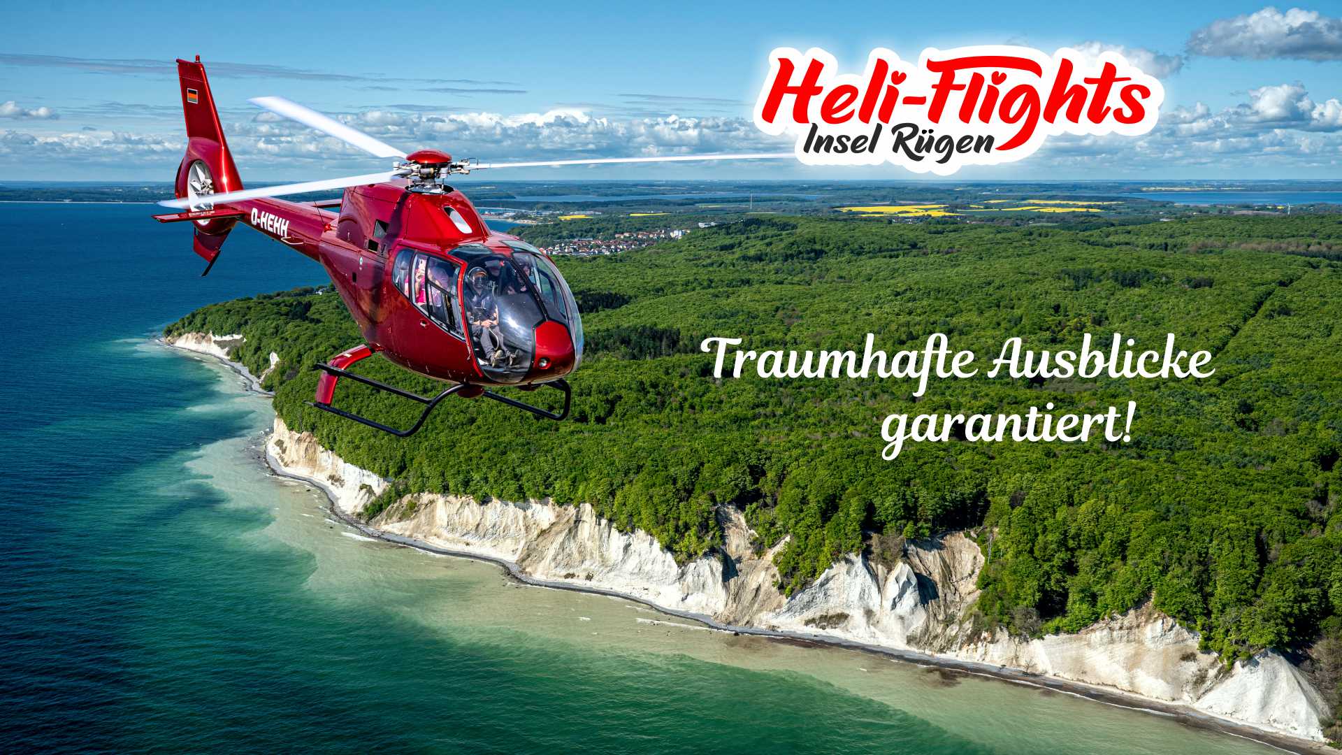 Roter Helikopter fliegt über bewaldete Küste mit weißen Felsen und blauem Meer auf der Insel Rügen, Werbetext „Heli-Flights Insel Rügen“ und „Traumhafte Ausblicke garantiert!“ sichtbar.